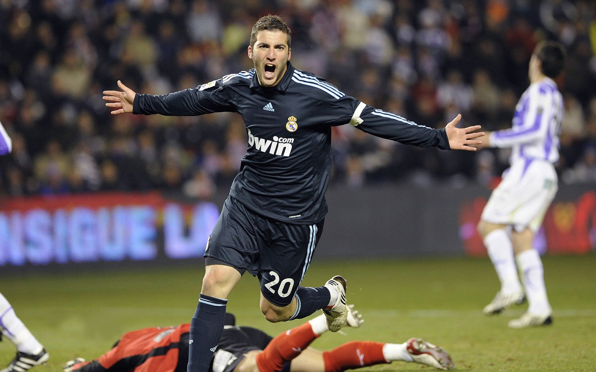 乐鱼中国官网-历史战役:五大联赛史上最经典的决战瞬间回顾,五大联赛历史冠军